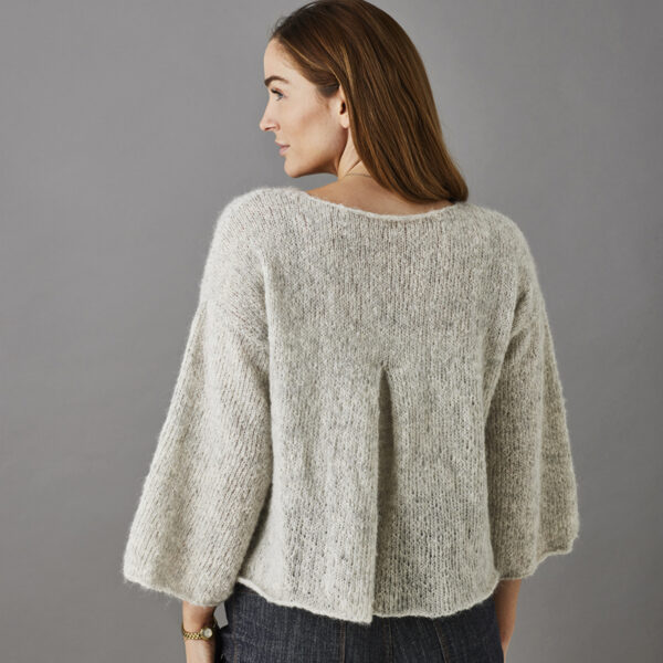 bluse-med-laeg-i-ryggen-strikkeopskrift