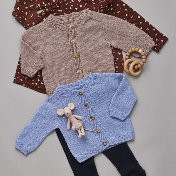 cardigan-med-sadelskulder-strikkeopskrift