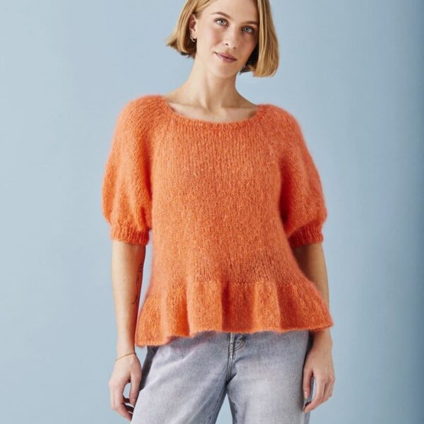 bluse-med-pufaerme-og-flaesekant