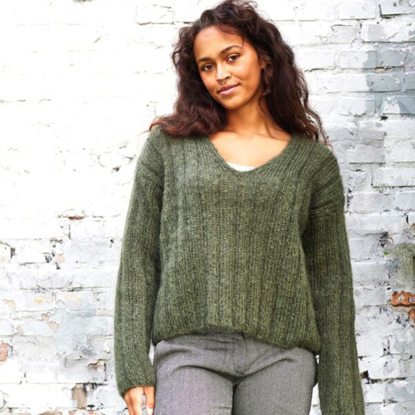 sweater-med-bred-rib-og-v-hals-strikkeopskrift