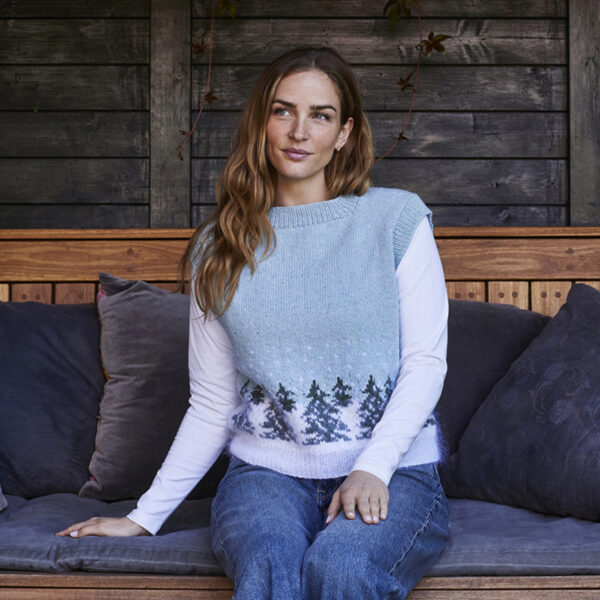 julevest-med-grantraeer-strikkeopskrift