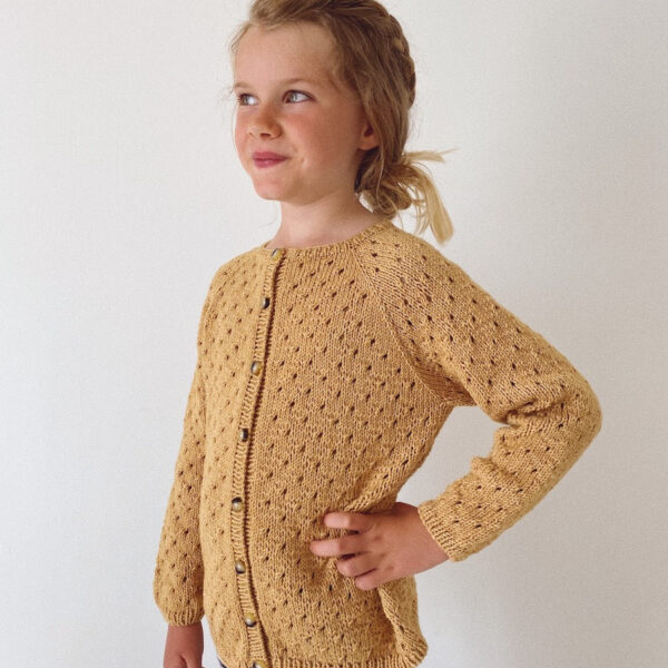 strikkeopskrift-til-annas-sommercardigan-junior